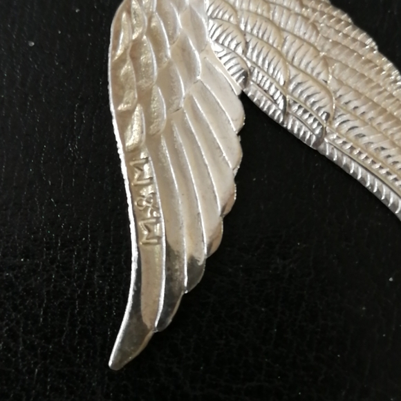 Angel wing pendant and earring set - Picture 4 of 4